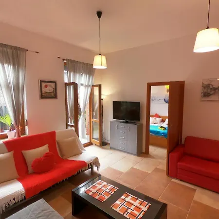 Appartement Homely Garden Old Town